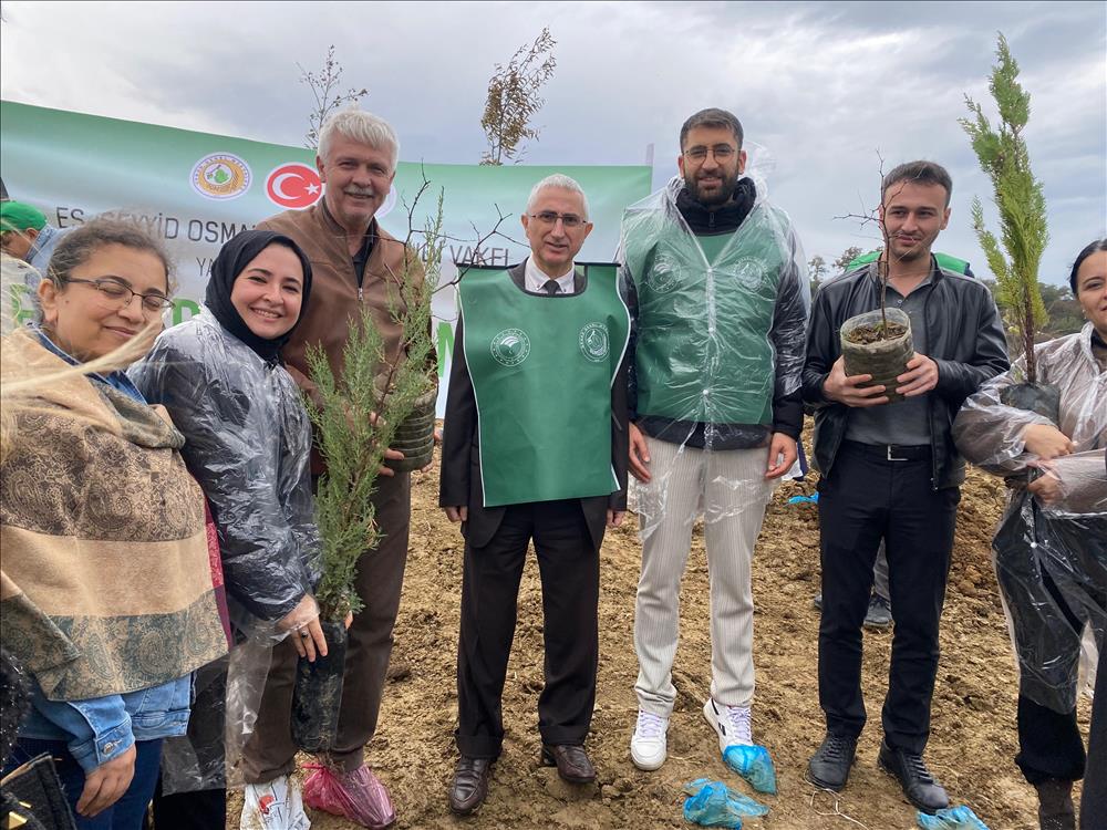 Yalova Üniversitesi Merkez Yerleşkesinde “Geleceğe Nefes – Yeşil Vatan Seferberliği” Kapsamında Fidan Dikim Etkinliği Gerçekleştirildi